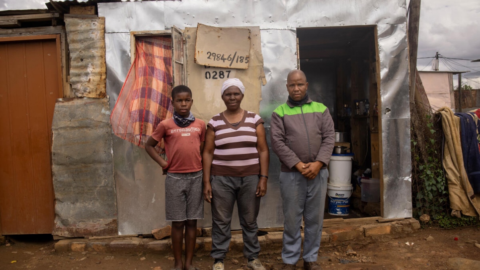 Bonisiwe se dirige a recolectar agua de la llave comunitaria en la aldea Mamelodi, cerca de Pretoria, Sudáfrica. 