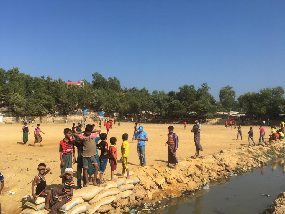 Ehsanul documenta los datos sobre la calidad del agua de una corriente degradada en el campamento.