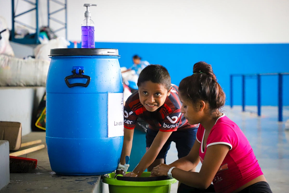 Refugiados indígenas warao de Venezuela se lavan las manos, tras haber sido trasladados a un albergue seguro en Manaos, en el norte de Brasil. 