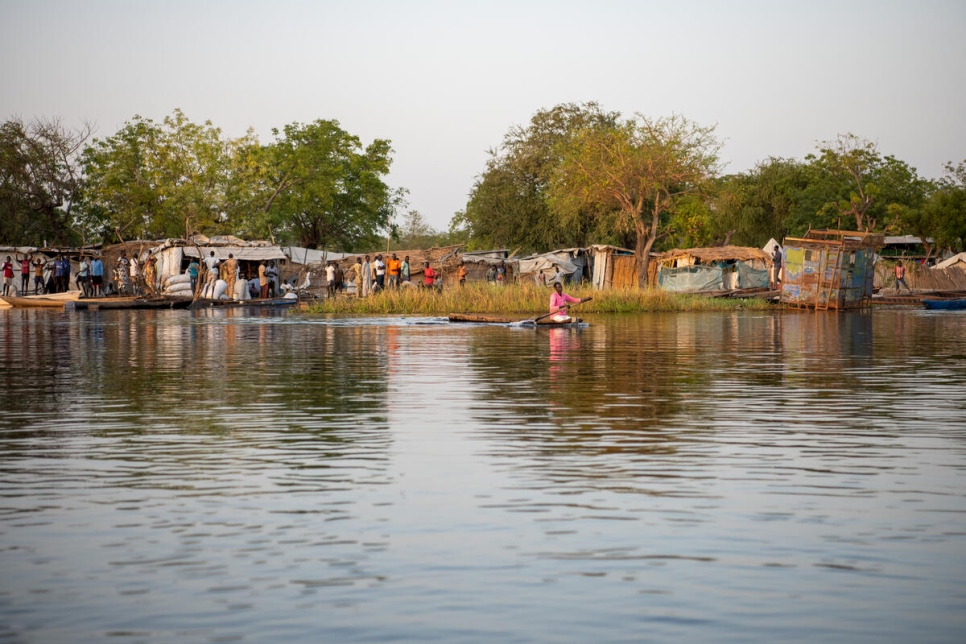 Las canoas se han convertido en el único medio de transporte para los habitantes de Old Fangak, en Sudán del Sur, tras las inundaciones nunca antes vistas.