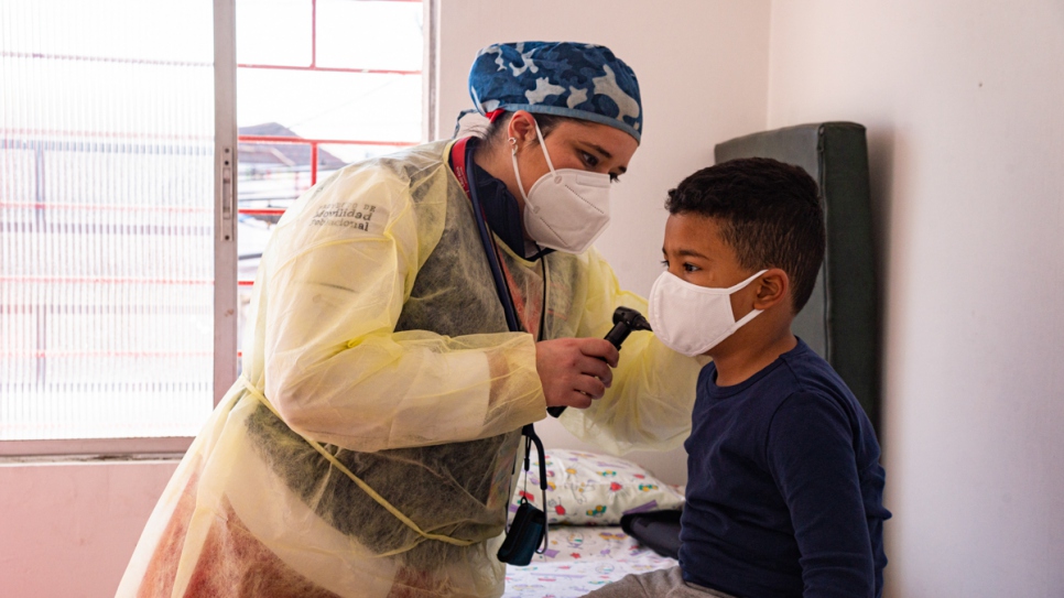 Dentro de los servicios que entrega el proyecto de salud se encuentran los controles médicos generales, al igual que, cuando el caso lo amerita, la entrega de una tarjeta de transferencia monetaria para gastos médicos.