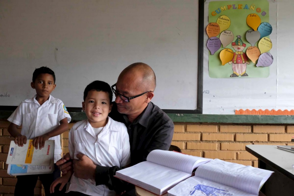 Elvin Cruz enseña a estudiantes de primer grado en un centro educativo apoyado por ACNUR en un área de alto riesgo de Tegucigalpa, Honduras.  