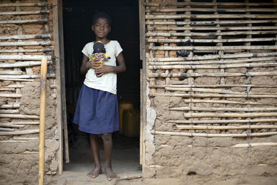 La refugiada congoleña Nadine, de 9 años, sostiene una de las muñecas hechas por su madre, Kituza, en el campamento de Maratane, Mozambique. 