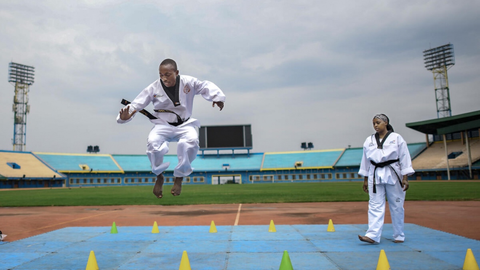 Parfait con su entrenadora Zura Mushambokazi.