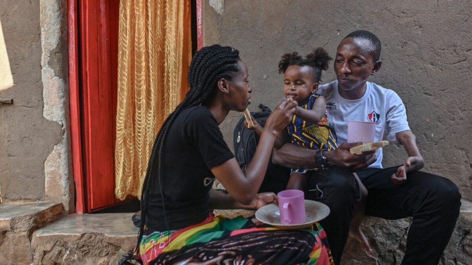 Parfait Hakizimana con su esposa Irene, y su hija en el campamento de Mahama.