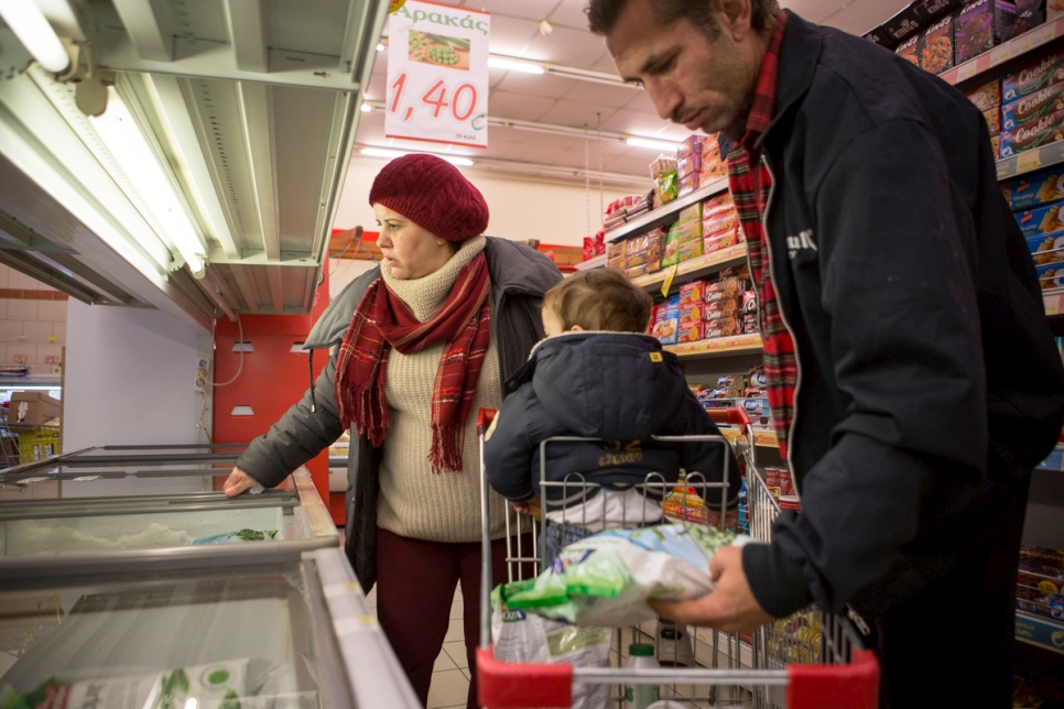 Una familia siria comprando alimentos en Kilkis, Grecia, después de recibir la asistencia en efectivo en febrero de 2017. ACNUR distribuyó 500 tarjetas a 1.200 refugiados que vivían en apartamentos y hoteles en la región griega de Macedonia Central.  