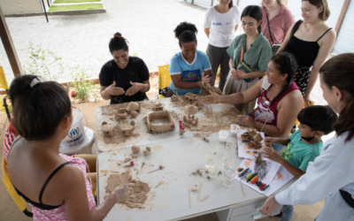 Argila e rodas de conversa aproximam academia de pessoas refugiadas e migrantes da Venezuela em Roraima