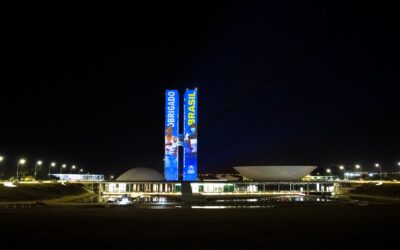 Projeção nas torres do Congresso Nacional homenageia Brasil #ComOsRefugiados