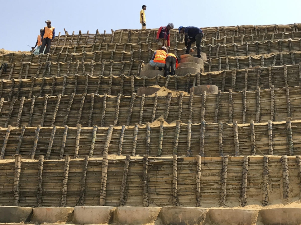 El equipo encargado de un proyecto de ingeniería de mantenimiento del asentamiento estabiliza las laderas en el asentamiento de Chakmarkul, que acoge a unos 13.000 refugiados rohingyas que viven en albergues construidos en empinadas colinas.  