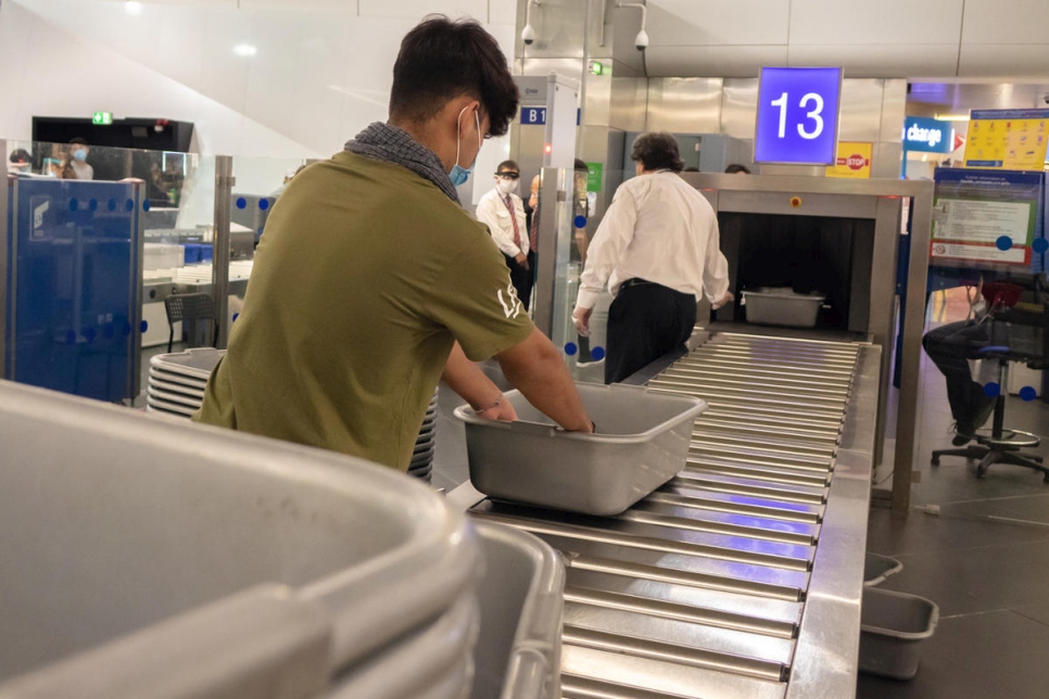 Un grupo de niños no acompañados pasa por seguridad para abordar un vuelo de Atenas a Lisboa, en el marco de un plan de reubicación de la UE. 