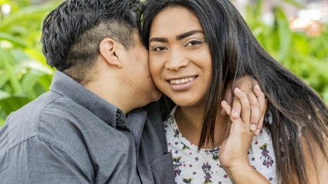 "Deberíamos tener el derecho a ser quienes somos, a ser libres y estar seguros", dice Pedro Fuentes* (izq.), un hombre trans de 25 años que se vio obligado a huir de El Salvador.