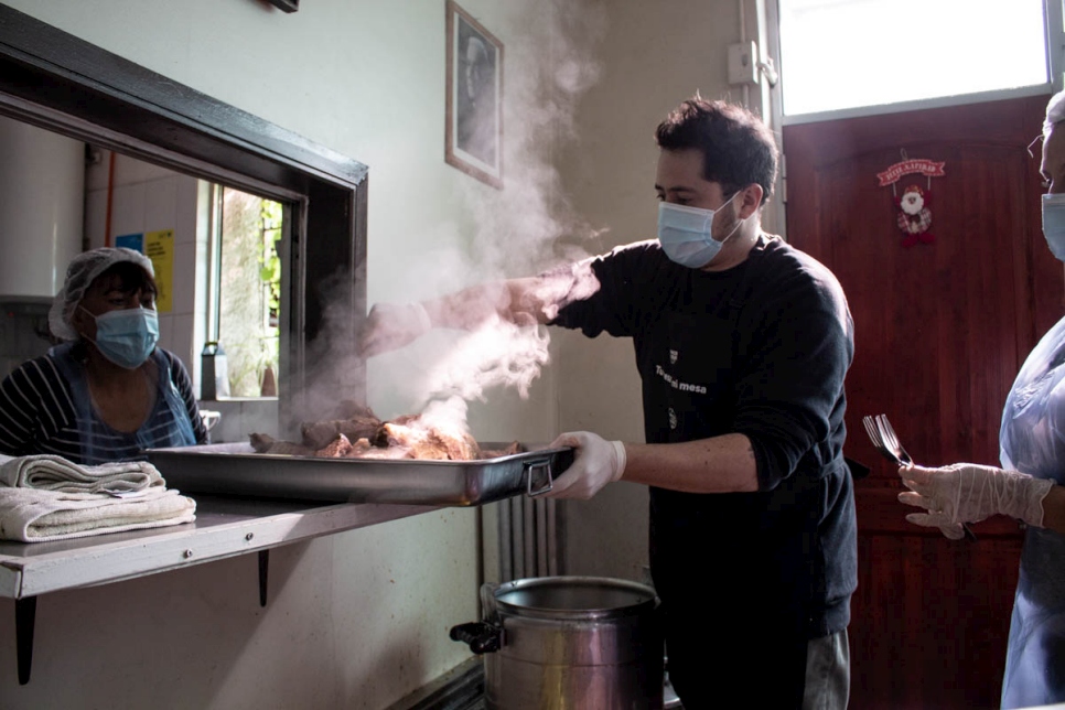 Más de 4.500 personas residentes en los municipios de Santiago, La Pintana, Arica y Antofagasta recibieron un almuerzo inspirado en las recetas del libro.