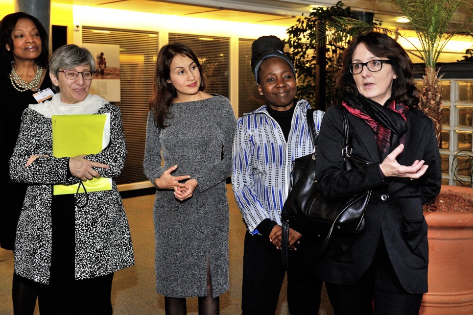 Recepción inaugural en honor a los miembros del Grupo Asesor del ACNUR sobre género, desplazamiento forzado y protección. De derecha a izquierda, los miembros del Grupo Asesor Dubravka Šimonovic, de Croacia, conversando; Kah Walla, de Camerún; Amira Yahyaoui, de Túnez; Sima Samar, de Afganistán; Patricia Sellers, de Bélgica. 