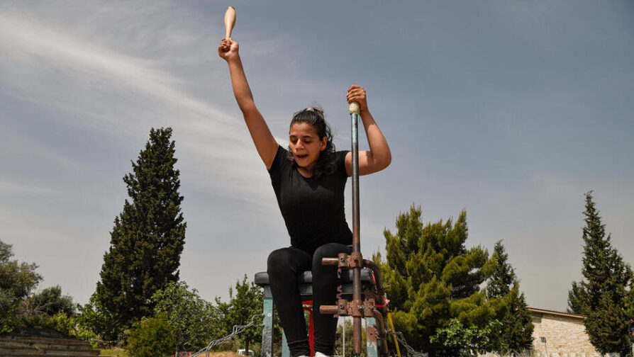 Alia Issa trains in Greece for the sport of club throwing. © Getty images / Milos Bicanski