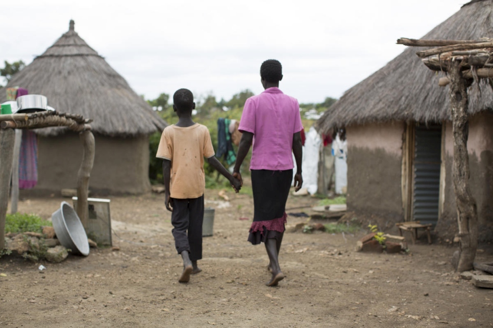 Rose*, une réfugiée sud-soudanaise, avec son fils de 10 ans dans le site de Bidibidi, en Ouganda. Le jour de juillet 2019 où elle a tenté d'en finir avec la vie, c'est lui qui l'a trouvée. 