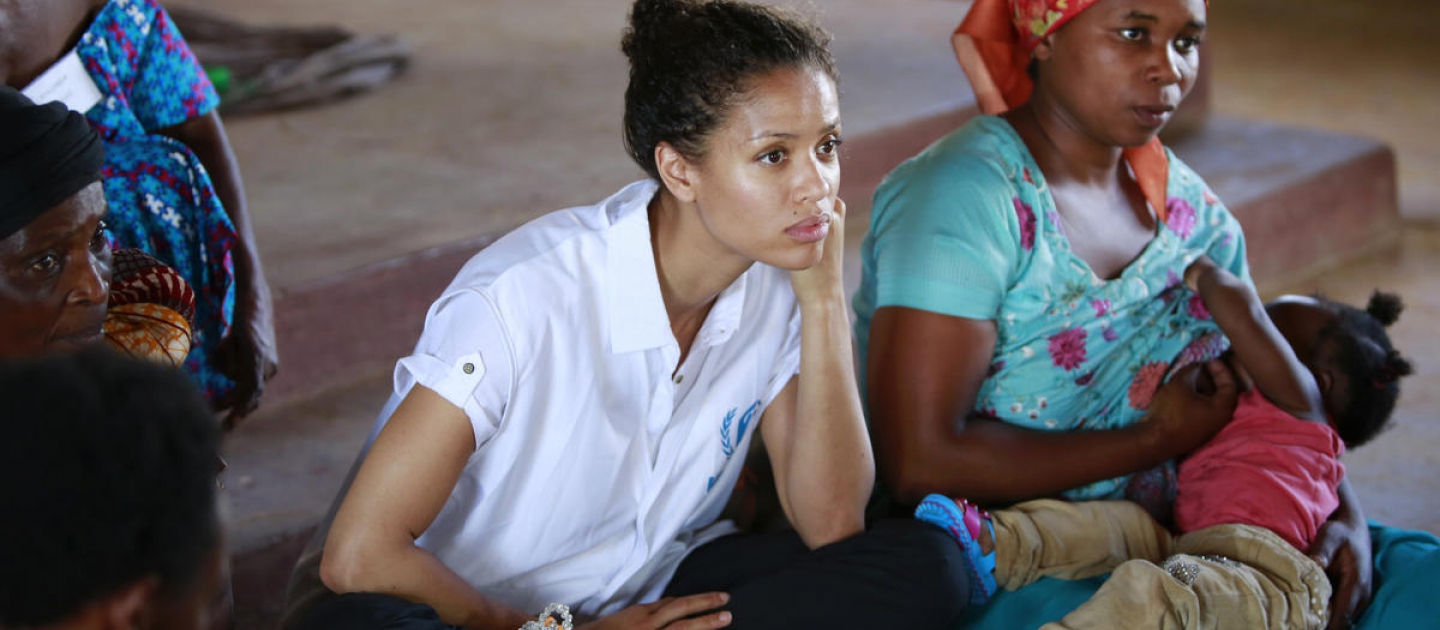 Gugu Mbatha-Raw au Centre pour les femmes dans le camp de réfugiés de Nakivale, en Ouganda, avec Sifa Semeki, une réfugiée. Mai 2019. 