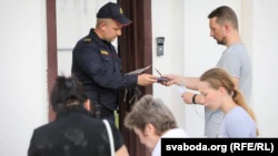  Colleagues of the arrested Tut.by and BelaPAN journalists bring them food from outside to the prison in Minsk on August 8.