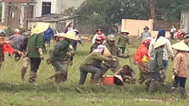 Government supporters assault Catholic parishioners in Vietnam's Nghe An province, Dec. 17, 2017.