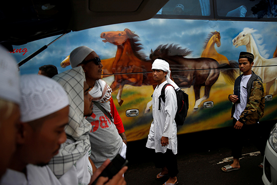 Protesters leave after praying at Jakarta's Istiqlal Mosque, February 11, 2017. (Reuters/Beawiharta Beawiharta)