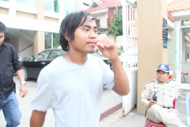 Phong Seiha speaks with reporters outside the Phnom Penh Municipal Court, Sept. 7, 2015.