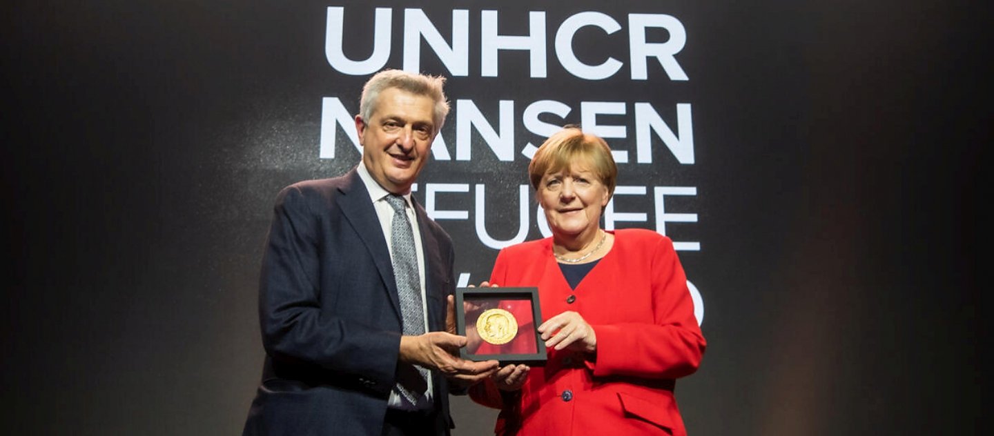 El Alto Comisionado de la ONU para los Refugiados, Filippo Grandi, entrega a la excanciller federal de Alemania, la Dra. Angela Merkel, el Premio Nansen para los Refugiados de ACNUR 2022 en Ginebra, Suiza.