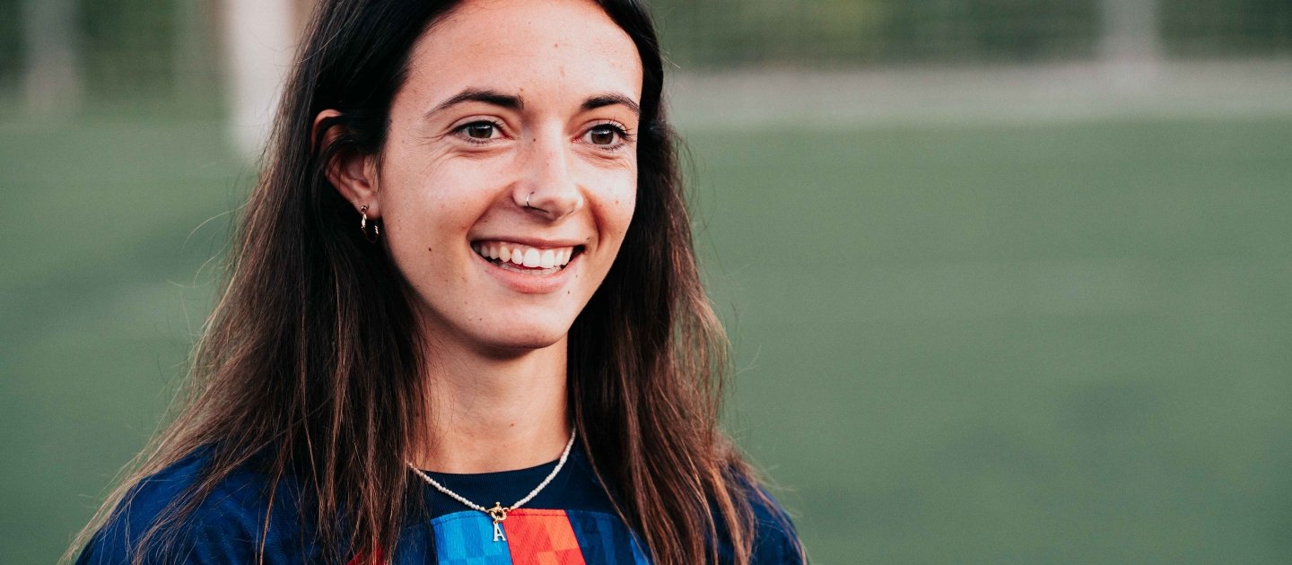 En el marco de la alianza entre el FC Barcelona y ACNUR, la jugadora azulgrana Aitana Bonmatí ha mantenido un encuentro con el conjunto femenino inclusivo del A.E. Ramassà.