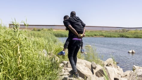 Una familia en busca de seguridad cruza la frontera de México a Estados Unidos.