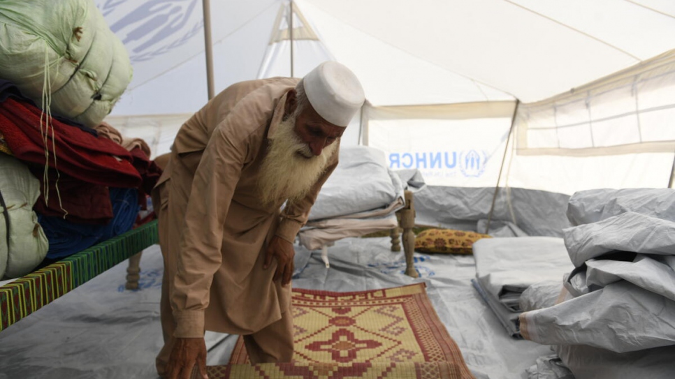 Bahadur y su familia se alojan en una casa de campaña proporcionada por ACNUR, en un terreno más elevado cerca de su pueblo.