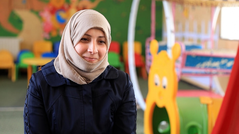 Khadija, de 31 años, y su familia abandonaron su hogar, y luego se asentaron en el vecindario de Al Waer en Homs, Siria.