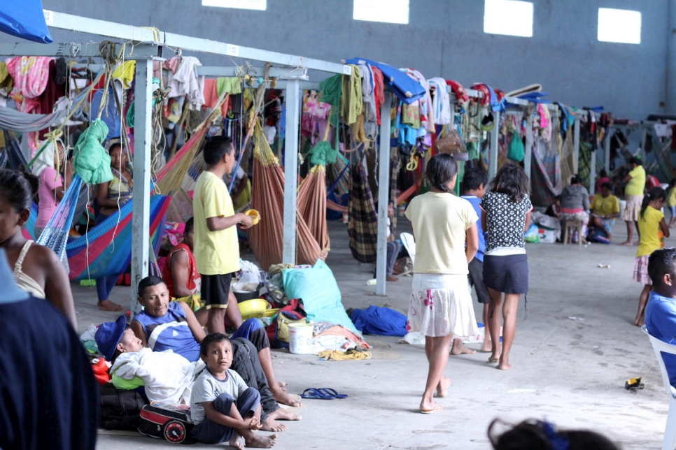 Los indígenas de Venezuela, la mayoría de ellos de la comunidad Warao, viven en un albergue en Pacaraima, Brasil. ACNUR y sus socios apoyan a las autoridades locales para ofrecer asistencia en el albergue.  