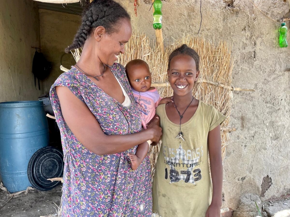 Letha y su hija Eymaret, con el bebé Mahder, después de reunirse.