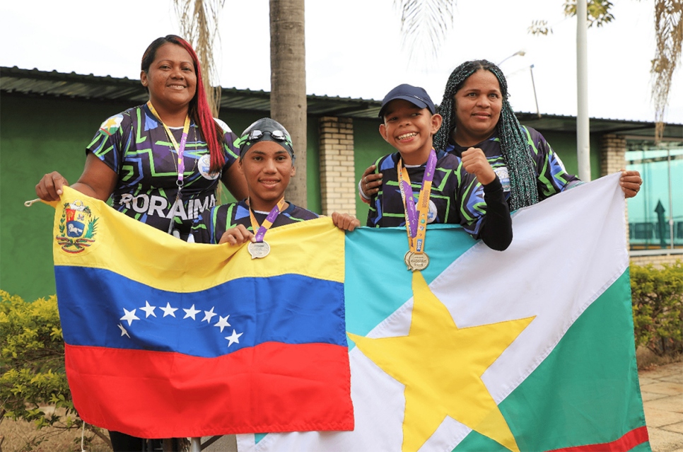 De izquierda a derecha: Yusleni y su hijo Jhonny, bronce en natación; y Jorge, oro en atletismo, y su madre Liliana.