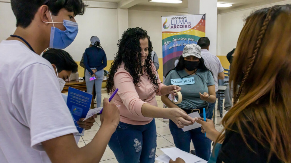 En un taller en Quito, Yeraldine habla a los participantes de los derechos de las personas LGBTIQ+.