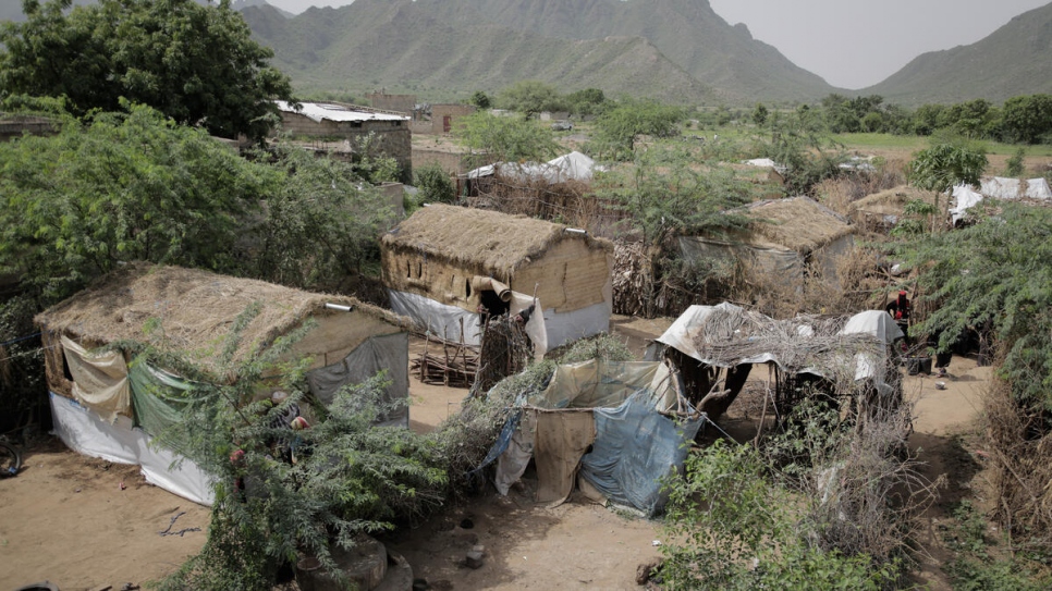 Alojamientos para personas desplazadas construidos gracias al apoyo de la organización Jeel Albena en el asentamiento de As-Sukhnah, Hudaydah, Yemen.