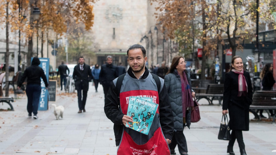 Valentin vendiendo revistas en la plaza de Skopje.