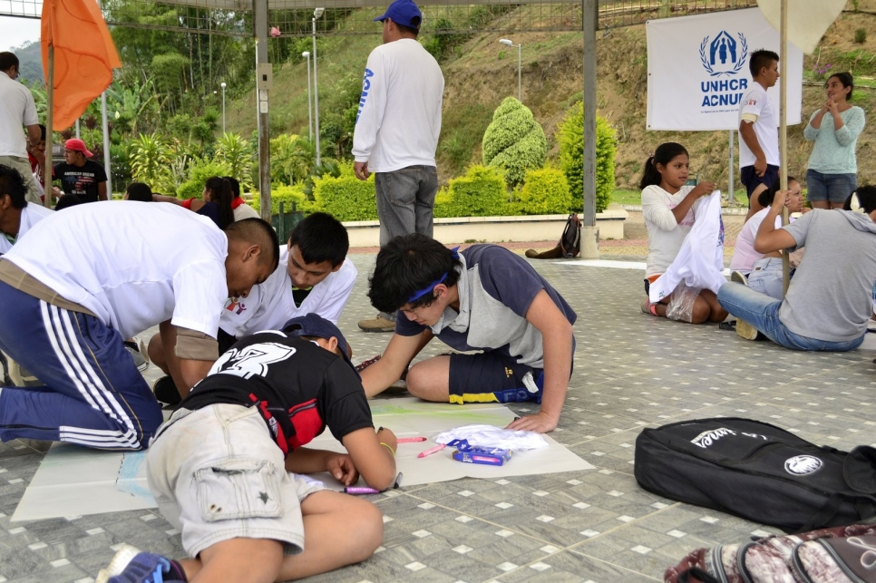 Actividades con los jóvenes de la jornada lúdica para analizar problemas de la juventud y proponer iniciativas de inclusion.