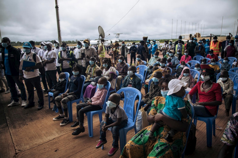 Más personas refugiadas del campamento de Inke esperan para abordar en un vuelo de repatriación en el aeropuerto de Gbadolite. Más de 450 residentes del campamento han optado por regresar a la República Centroafricana.