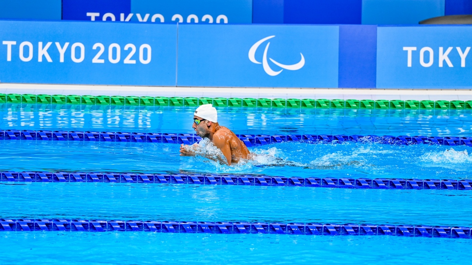 Ibrahim Al Hussein, refugiado sirio y dos veces paralímpico, compite en natación paralímpica en el Centro Acuático de Tokio, Japón. 