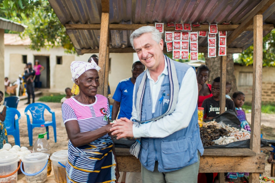 Filippo Grandi, Alto Comisionado de las Naciones Unidas para los Refugiados, con Sea Inès Diehi, una refugiada de Côte d'Ivoire que volvió a su hogar en 2019 y creó una pequeña empresa con ayuda de ACNUR.