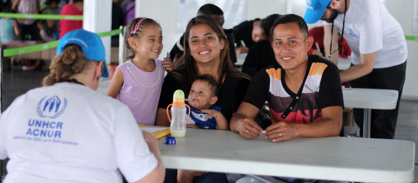 Los venezolanos que huyen de la escasez de alimentos y la inestabilidad llegan a un centro de recepción y documentación en Pacaraima, en la frontera con Brasil.