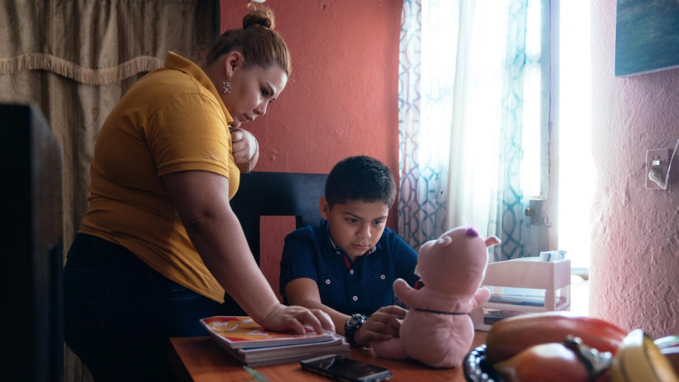 Las clases aún se imparten en línea por la COVID-19, así que Dania está siempre disponible para ayudar a Javier con las tareas de la escuela.