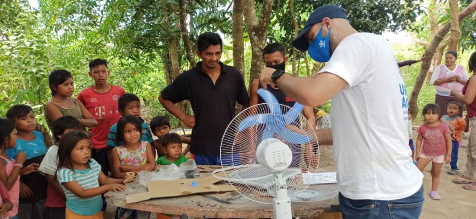 Benjamín en una distribución de insumos a comunidades indígenas en Atures, Amazonas, Venezuela, en 2021.