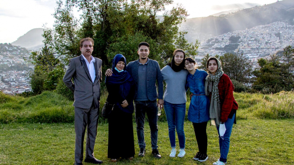 Zohra y su familia disfrutando del atardecer en Quito, la capital de Ecuador, donde han encontrado una oportunidad para recomenzar con sus vidas.