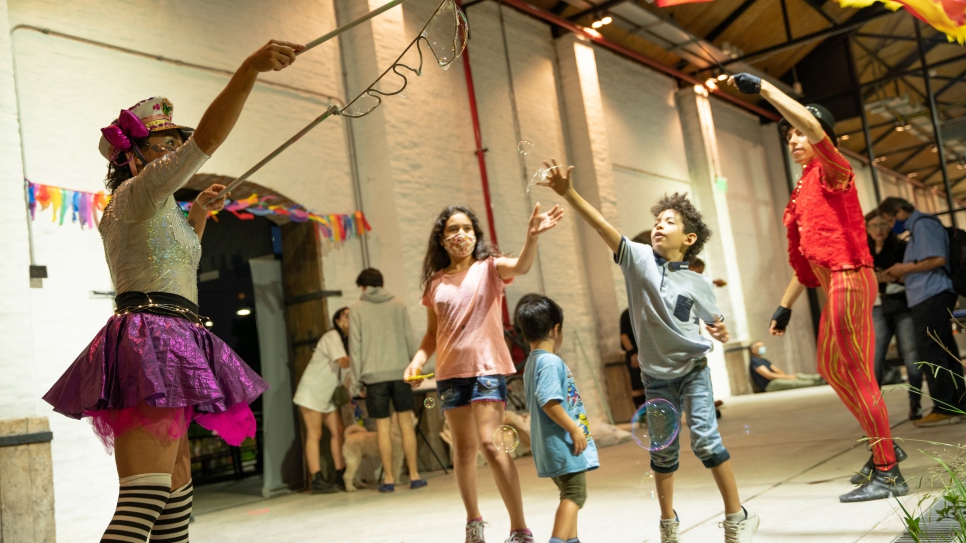 Niños, niñas y adultos de todas las edades disfrutaron de una tarde de juegos y diversión.