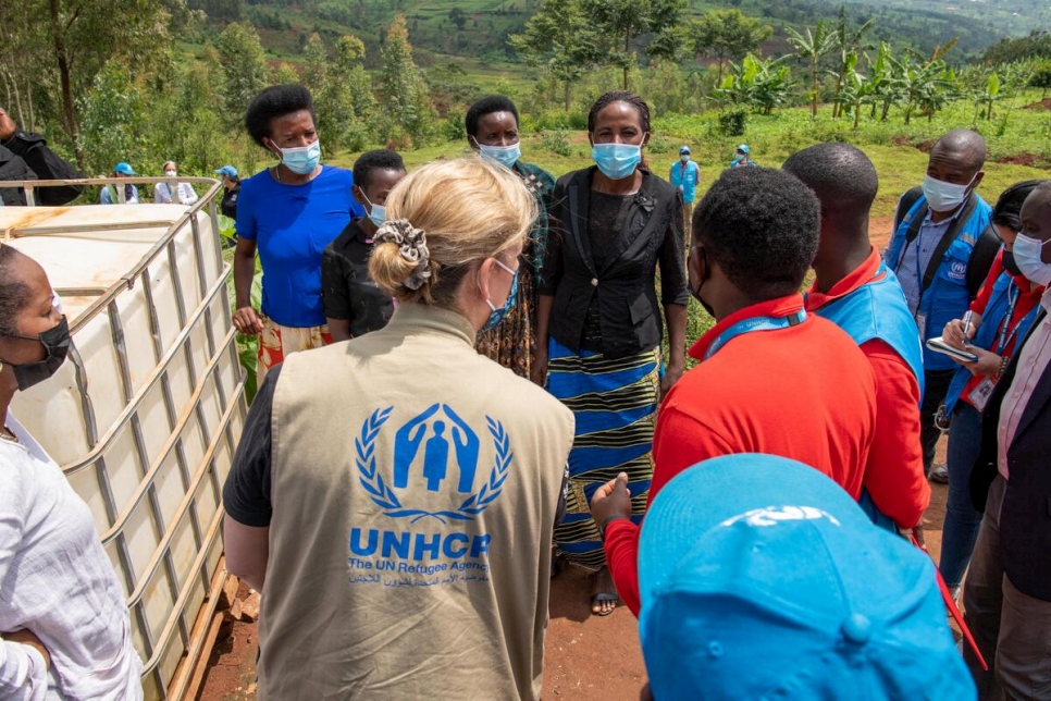 La Alta Comisionada Adjunta de la ONU para los Refugiados, Kelly Clements, conversa con la refugiada congoleña Clementine Bugenimana en Misizi, Ruanda. Clementine se encuentra entre las personas refugiadas y la comunidad de acogida que cultivan en el campamento de refugiados de Mugombwa.