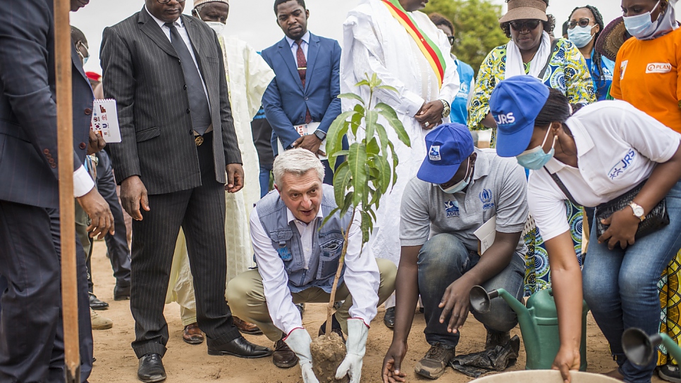 Grandi planta un árbol en el asentamiento, en el marco de un proyecto de reforestación que busca combatir la desertificación.