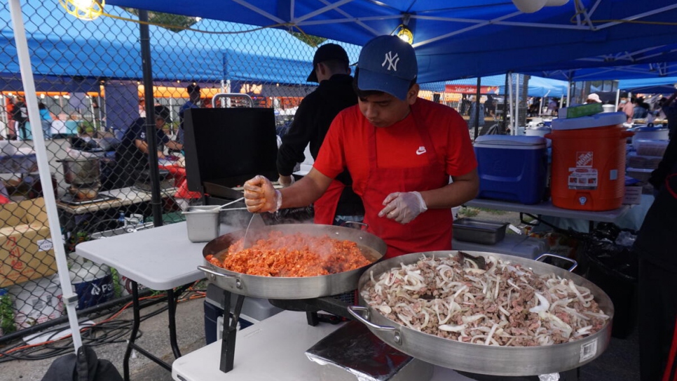 Quienes asisten al mercado nocturno de Queens tienen opciones de entretenimiento y pueden degustar comida de 90 países distintos.