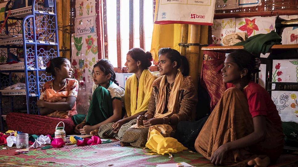 Los clubes de adolescentes como este ofrecen a la juventud refugiada rohingya, mayor de 14 años, acceso a sesiones de alfabetización, aritmética y habilidades para la vida.