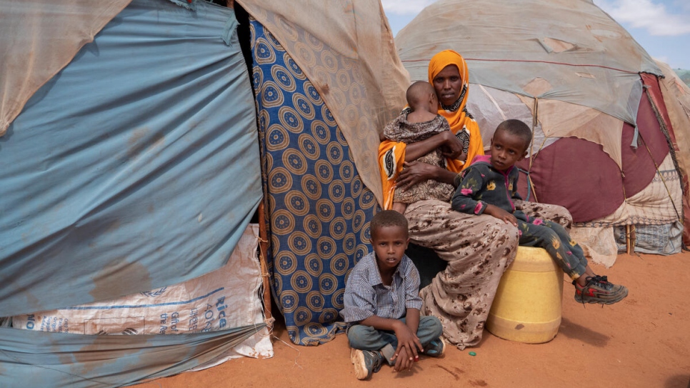 Fathi Mohamed Ali y su esposo caminaron durante 15 días, junto a sus tres hijos más pequeños, para escapar de la sequía y de la violencia en la región de Shabeellaha Hoose.