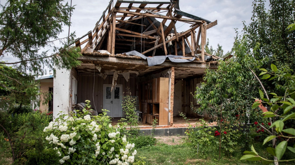 Al haberse escondido en una fría habitación subterránea, Yurii, Oksana y Svitlana lograron sobrevivir a los bombardeos que destruyeron su hogar.